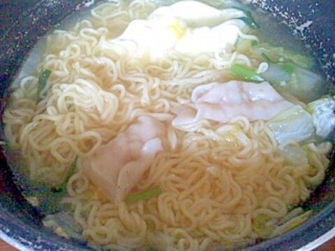 落とし卵とレトルト餃子の塩ラーメン